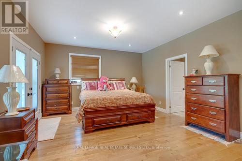 6949 Thorold Stone Road, Niagara Falls (Stamford), ON - Indoor Photo Showing Bedroom