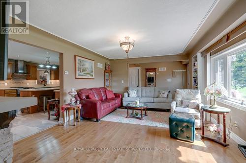 6949 Thorold Stone Road, Niagara Falls (Stamford), ON - Indoor Photo Showing Living Room