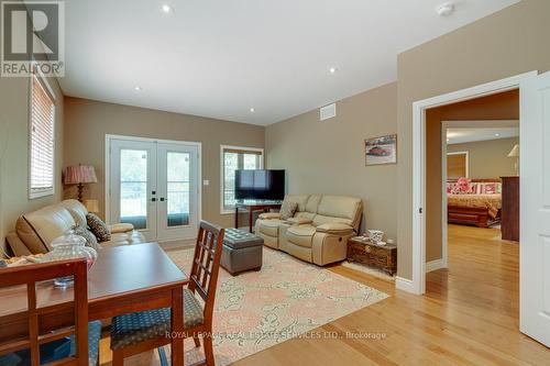 6949 Thorold Stone Road, Niagara Falls, ON - Indoor Photo Showing Living Room