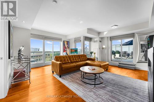 710A - 9088 Yonge Street, Richmond Hill, ON - Indoor Photo Showing Living Room