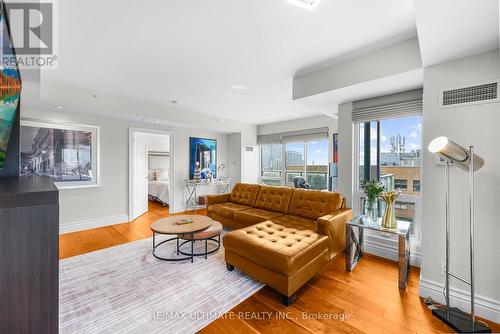 710A - 9088 Yonge Street, Richmond Hill, ON - Indoor Photo Showing Living Room