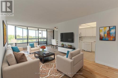 701 - 181 Collier Street, Barrie (North Shore), ON - Indoor Photo Showing Living Room