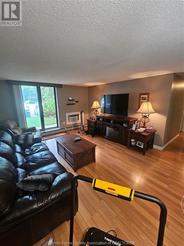 925 Grand ... West Unit# 108, Chatham, ON - Indoor Photo Showing Living Room