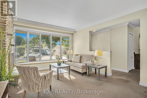 2 Guernsey Drive, Toronto (Etobicoke West Mall), ON - Indoor Photo Showing Living Room