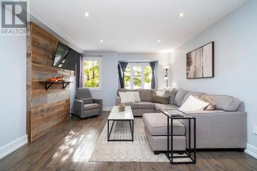 123 - 895 Maple Avenue, Burlington, ON - Indoor Photo Showing Living Room