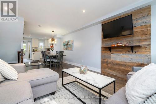 123 - 895 Maple Avenue, Burlington (Brant), ON - Indoor Photo Showing Living Room