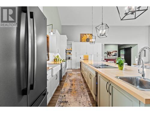 515 Dogwood Avenue, Sicamous, BC - Indoor Photo Showing Kitchen