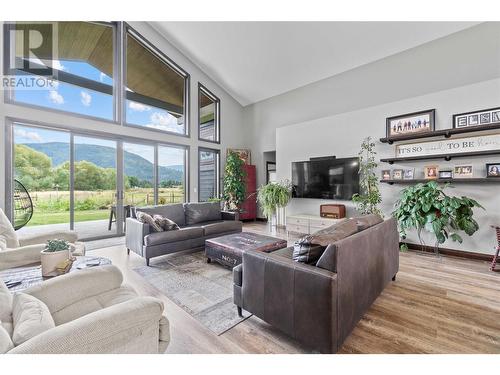 515 Dogwood Avenue, Sicamous, BC - Indoor Photo Showing Living Room