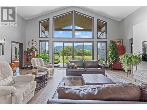 515 Dogwood Avenue, Sicamous, BC - Indoor Photo Showing Living Room