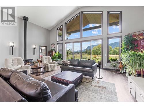 515 Dogwood Avenue, Sicamous, BC - Indoor Photo Showing Living Room