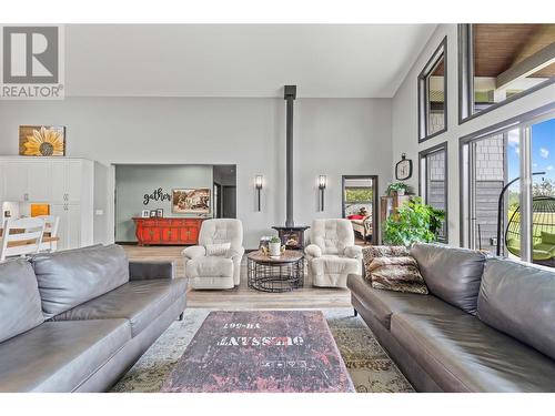 515 Dogwood Avenue, Sicamous, BC - Indoor Photo Showing Living Room