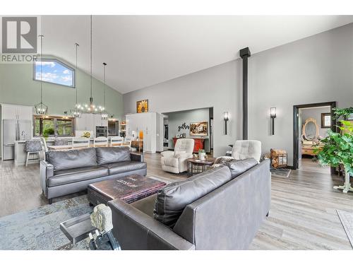 515 Dogwood Avenue, Sicamous, BC - Indoor Photo Showing Living Room