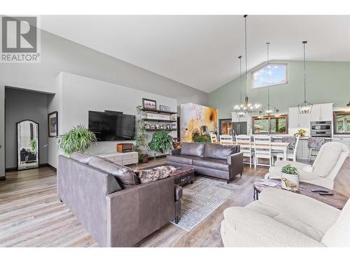 515 Dogwood Avenue, Sicamous, BC - Indoor Photo Showing Living Room