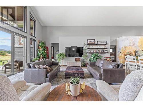 515 Dogwood Avenue, Sicamous, BC - Indoor Photo Showing Living Room