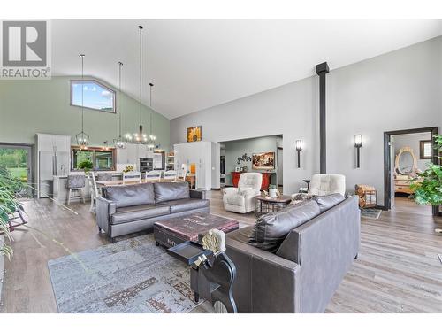 515 Dogwood Avenue, Sicamous, BC - Indoor Photo Showing Living Room