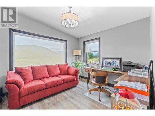 515 Dogwood Avenue, Sicamous, BC - Indoor Photo Showing Living Room