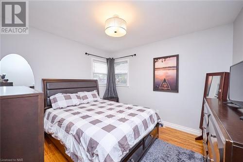 5985 Scott Street, Niagara Falls, ON - Indoor Photo Showing Bedroom