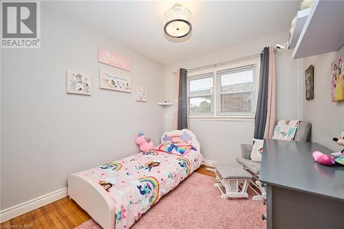 5985 Scott Street, Niagara Falls, ON - Indoor Photo Showing Bedroom