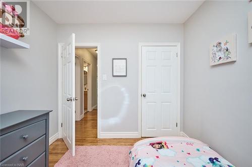 5985 Scott Street, Niagara Falls, ON - Indoor Photo Showing Bedroom