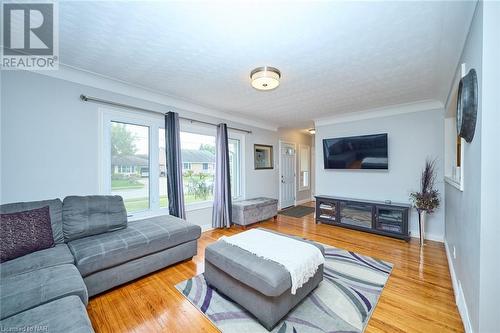 5985 Scott Street, Niagara Falls, ON - Indoor Photo Showing Living Room