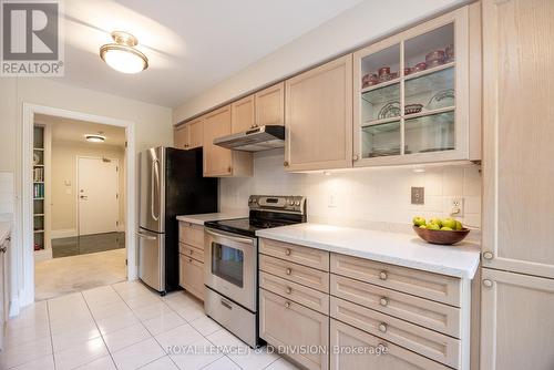 303 - 75 York Mills Road, Toronto (Bridle Path-Sunnybrook-York Mills), ON - Indoor Photo Showing Kitchen With Stainless Steel Kitchen