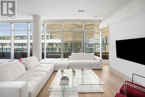 1124 - 39 Queens Quay E, Toronto (Waterfront Communities), ON - Indoor Photo Showing Living Room