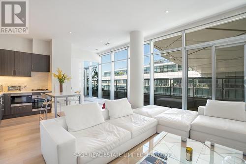 1124 - 39 Queens Quay E, Toronto (Waterfront Communities), ON - Indoor Photo Showing Living Room