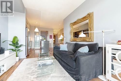 516 - 35 Brian Peck Crescent, Toronto, ON - Indoor Photo Showing Living Room