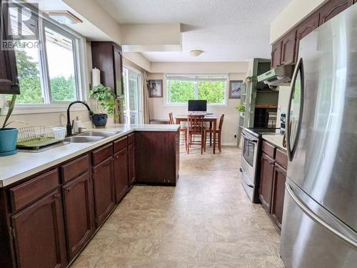 5395 Yukon Ave, Powell River, BC - Indoor Photo Showing Kitchen With Double Sink