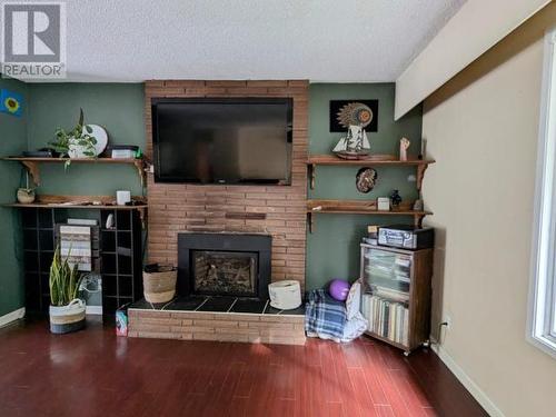 5395 Yukon Ave, Powell River, BC - Indoor Photo Showing Other Room With Fireplace