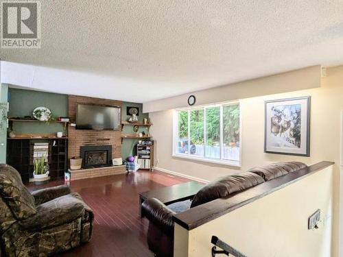 5395 Yukon Ave, Powell River, BC - Indoor Photo Showing Living Room With Fireplace