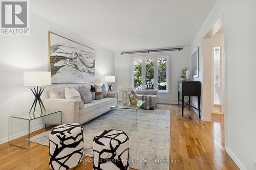 27 Blackwell Court, Markham, ON - Indoor Photo Showing Living Room