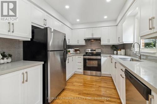 27 Blackwell Court, Markham, ON - Indoor Photo Showing Kitchen With Upgraded Kitchen