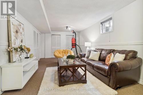 27 Blackwell Court, Markham, ON - Indoor Photo Showing Living Room