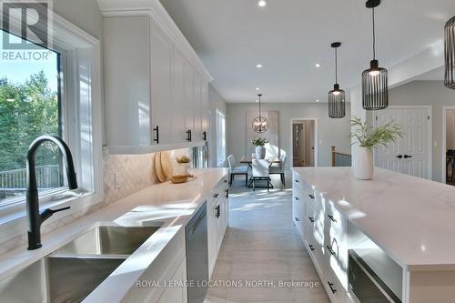 26 Trails End, Collingwood, ON - Indoor Photo Showing Kitchen With Double Sink With Upgraded Kitchen