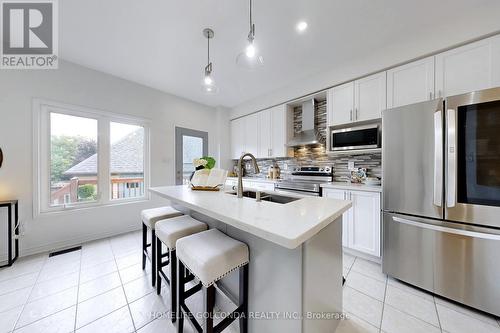 192 Glenashton Drive, Oakville, ON - Indoor Photo Showing Kitchen With Upgraded Kitchen