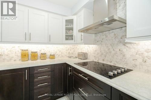 2873 Cartwright Crescent, Mississauga, ON - Indoor Photo Showing Kitchen With Upgraded Kitchen