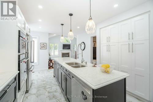 2873 Cartwright Crescent, Mississauga, ON - Indoor Photo Showing Kitchen With Double Sink With Upgraded Kitchen