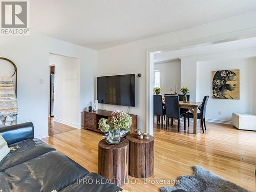 505 Mallorytown Avenue, Mississauga (Hurontario), ON - Indoor Photo Showing Living Room