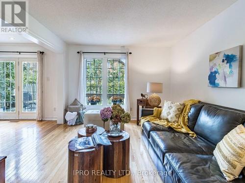 505 Mallorytown Avenue, Mississauga, ON - Indoor Photo Showing Living Room