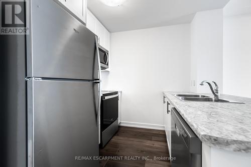 417 - 470 Dundas Street E, Hamilton (Waterdown), ON - Indoor Photo Showing Kitchen With Double Sink