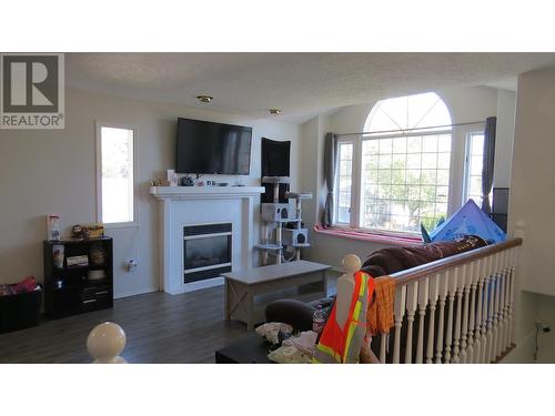 531 Dixon Street, Quesnel, BC - Indoor Photo Showing Living Room With Fireplace