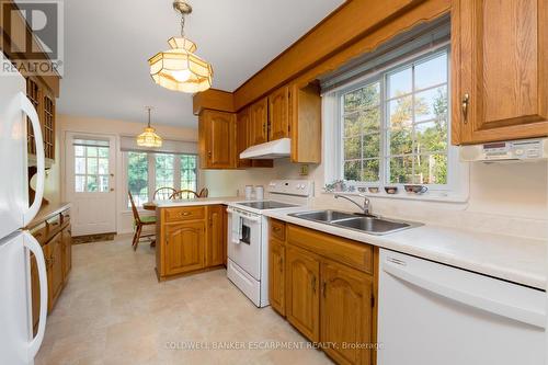 152 Elmore Drive, Halton Hills (Acton), ON - Indoor Photo Showing Kitchen With Double Sink