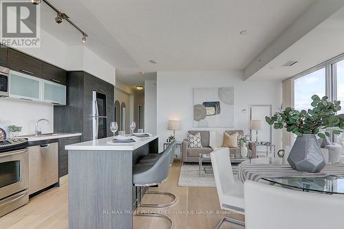 5202 - 386 Yonge Street, Toronto (Bay Street Corridor), ON - Indoor Photo Showing Kitchen With Upgraded Kitchen