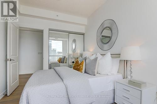 5202 - 386 Yonge Street, Toronto (Bay Street Corridor), ON - Indoor Photo Showing Bedroom