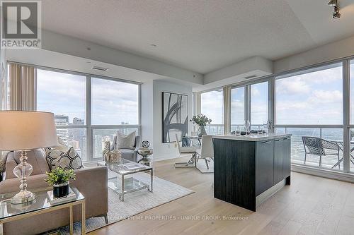 5202 - 386 Yonge Street, Toronto (Bay Street Corridor), ON - Indoor Photo Showing Living Room