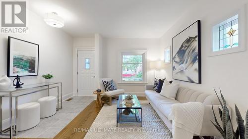 157 Gainsborough Road, Toronto (Woodbine Corridor), ON - Indoor Photo Showing Living Room