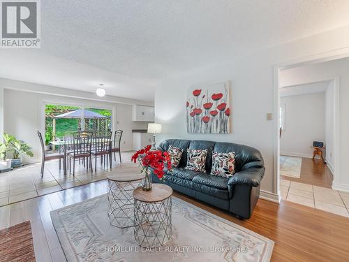 10 Lansdowne Drive, Brampton, ON - Indoor Photo Showing Living Room