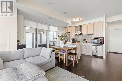 608 - 2087 Fairview Street, Burlington, ON - Indoor Photo Showing Living Room