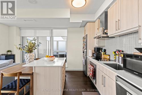 608 - 2087 Fairview Street, Burlington (Freeman), ON - Indoor Photo Showing Kitchen